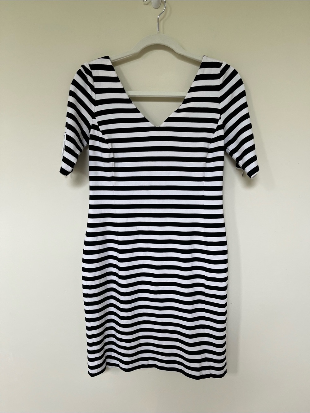 Banana Republic Dress ~ Stripped Black & White ~ Flattering Fit Ponte ~ Size: 6 - Picture 2 of 8